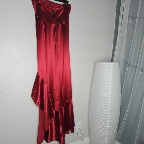Elegant Red Strapless Evening Gown - Picture 3 of 3